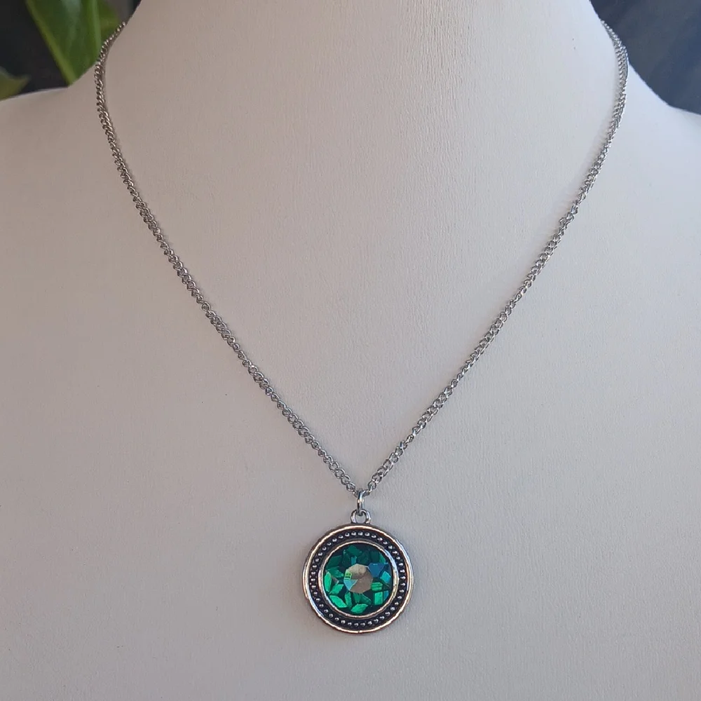 Paparazzi Silver Green Necklace with Elegant Pendant - Picture 1 of 6